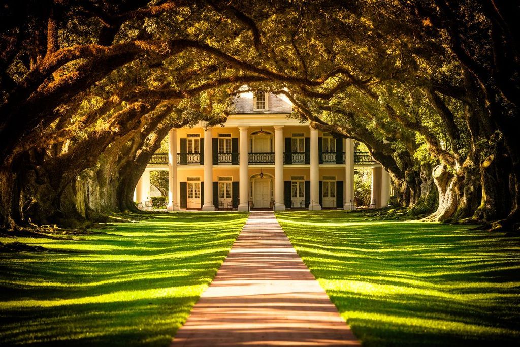 Oak Alley Plantation House in Louisiana, USA