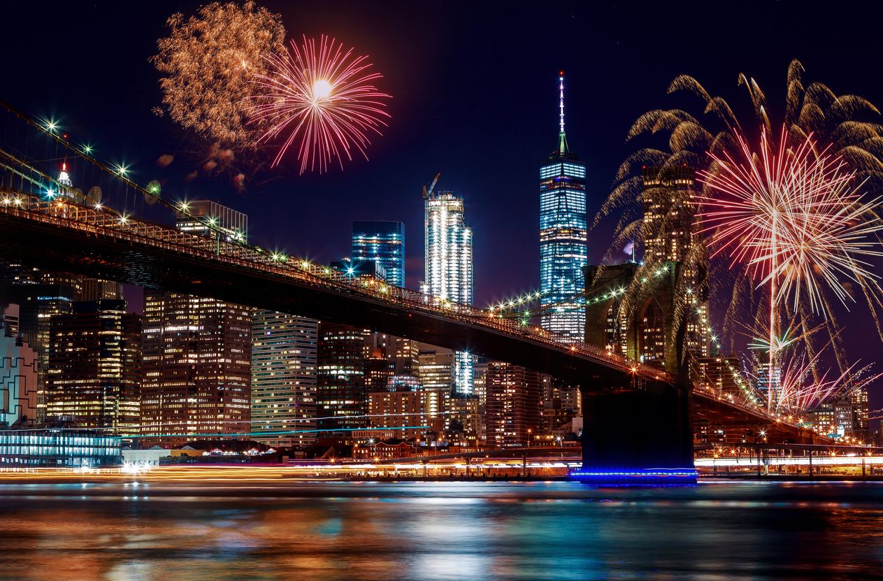 Manhattan skyline from the Brooklyn Bridge in Independence day New York City