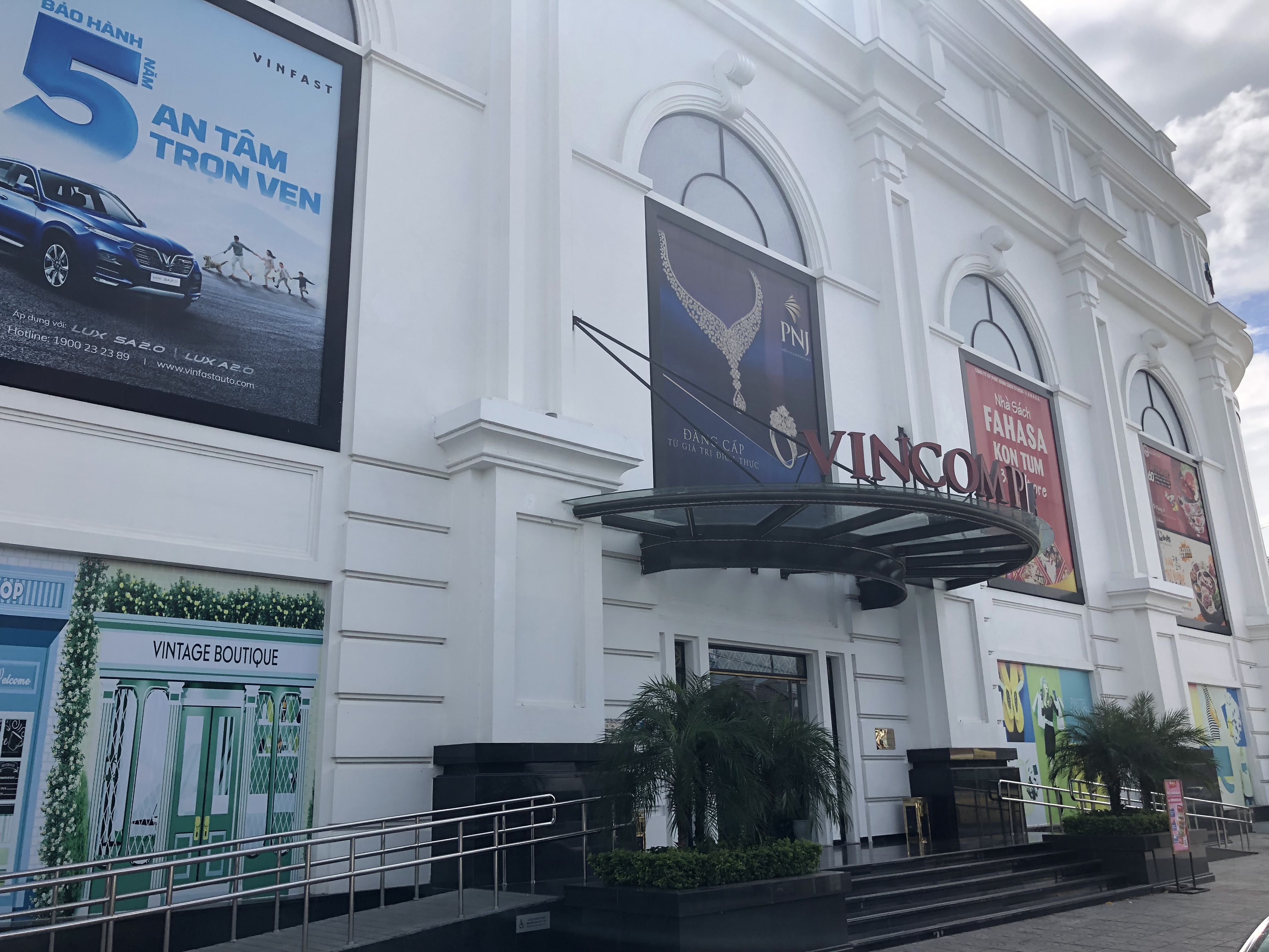 Front entrance of Vincom Plaza Mall