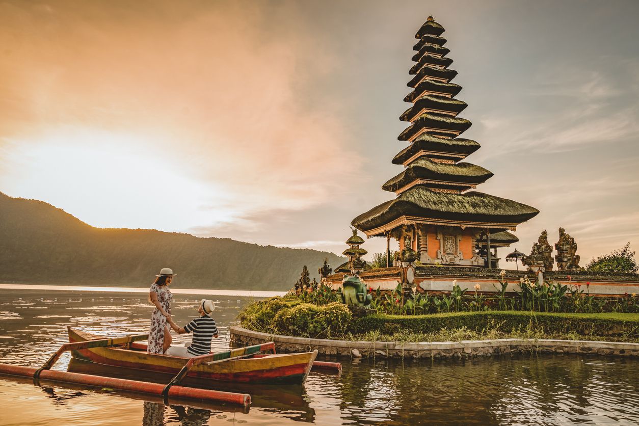 Couple in front of the Ulun Danu Tamblingan Temple