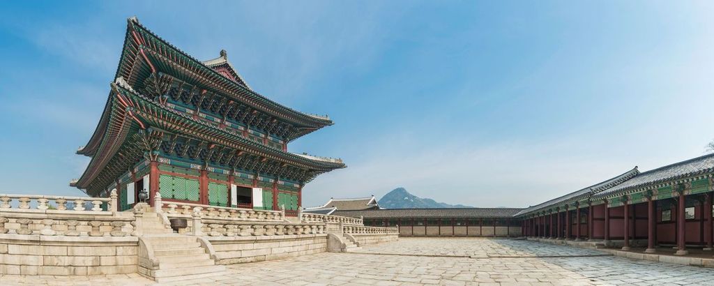  Gyeongbokgung palace in the historic heart of Seoul, South Korea