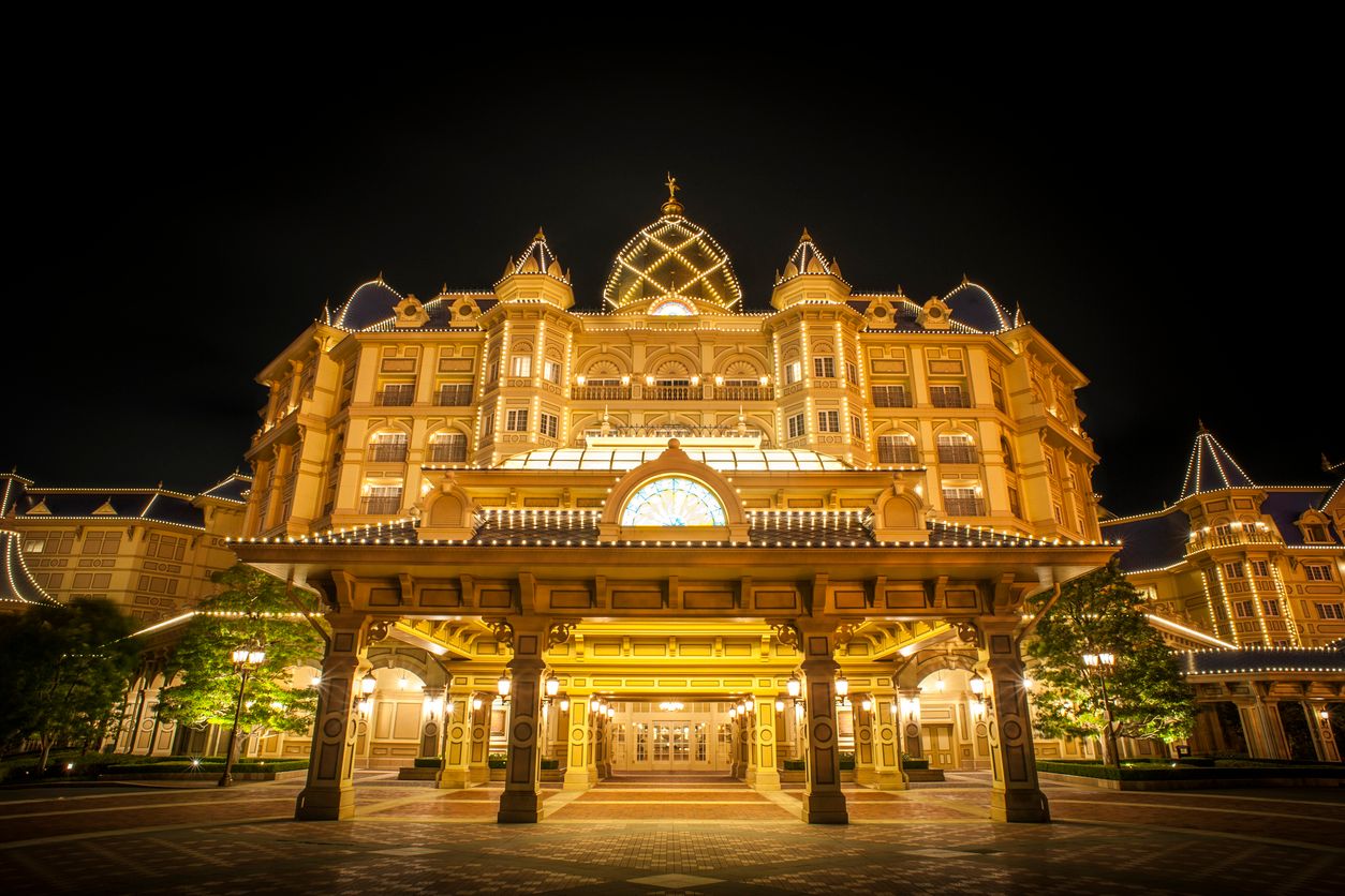 Tokyo Disneyland Hotel faces Tokyo Disneyland Park