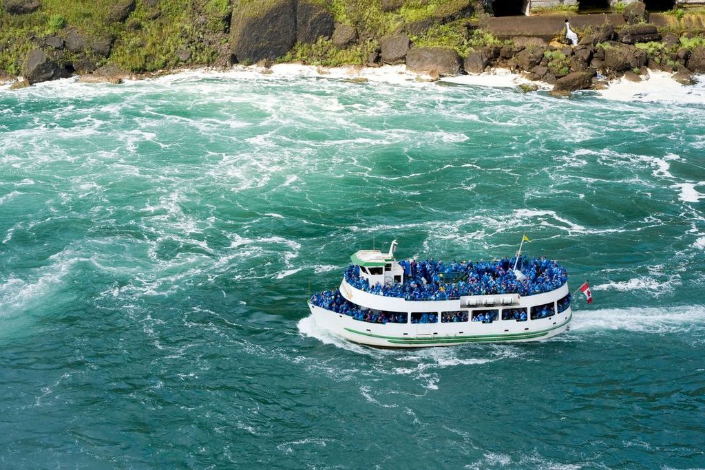 The Maid of the Mist tour boat headed towards Niagara Falls
