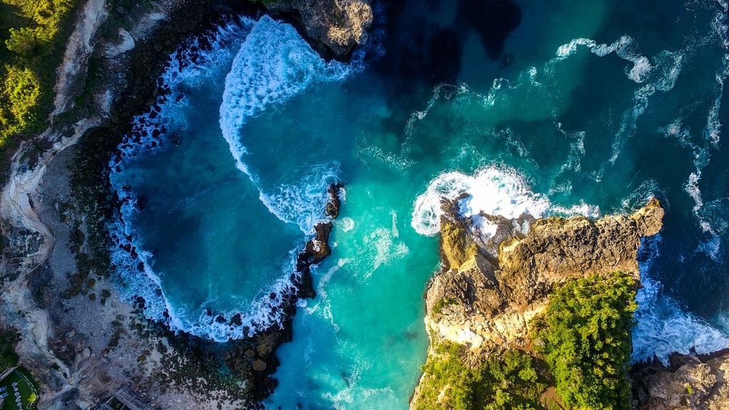 Nusa Ceningan forming a blue lagoon in Bali, Indonesia