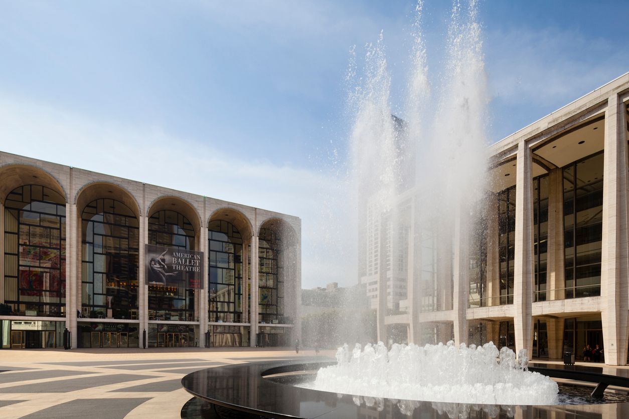 The Lincoln Center with the fountain and the Metropolitan Opera in New York.