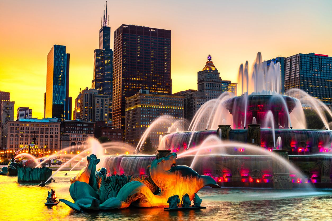 Buckingham Fountain in Chicago at night