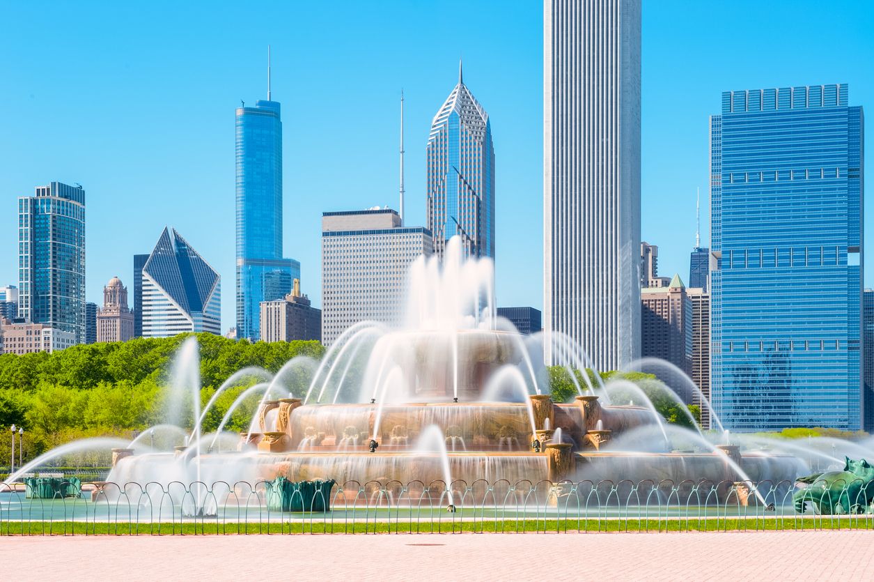 Buckingham Fountain in the center of Grant Park, Chicago