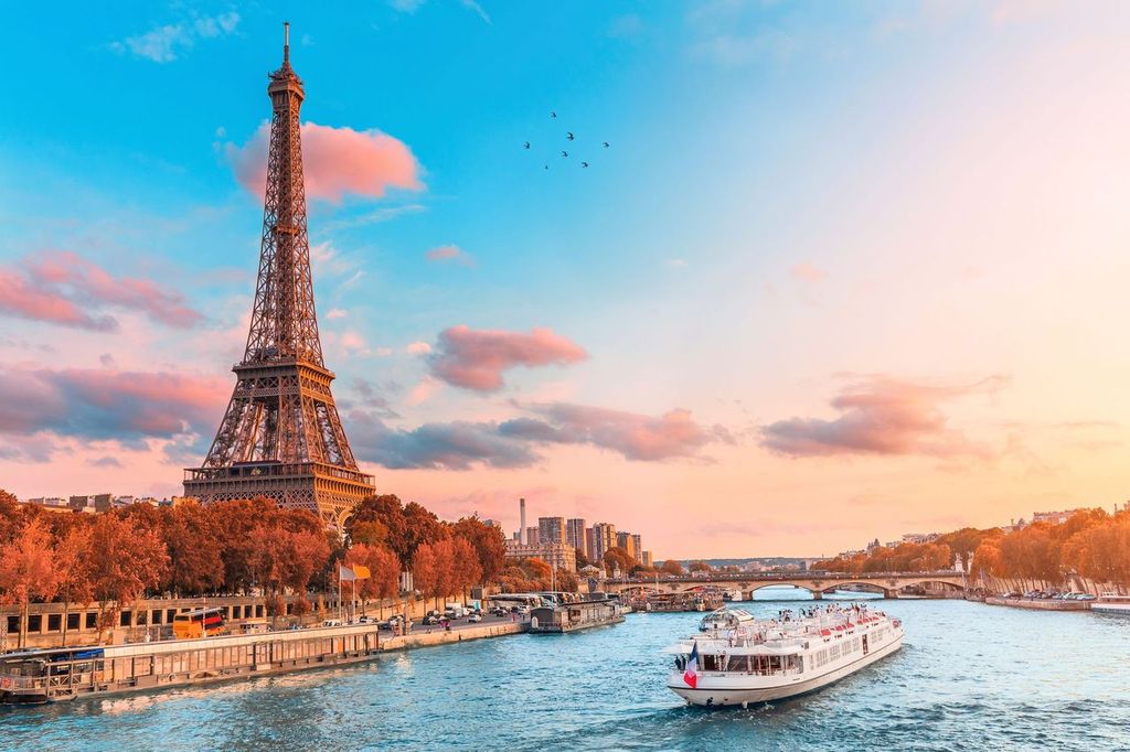 Paris Eiffel Tower with clear view of Seine River