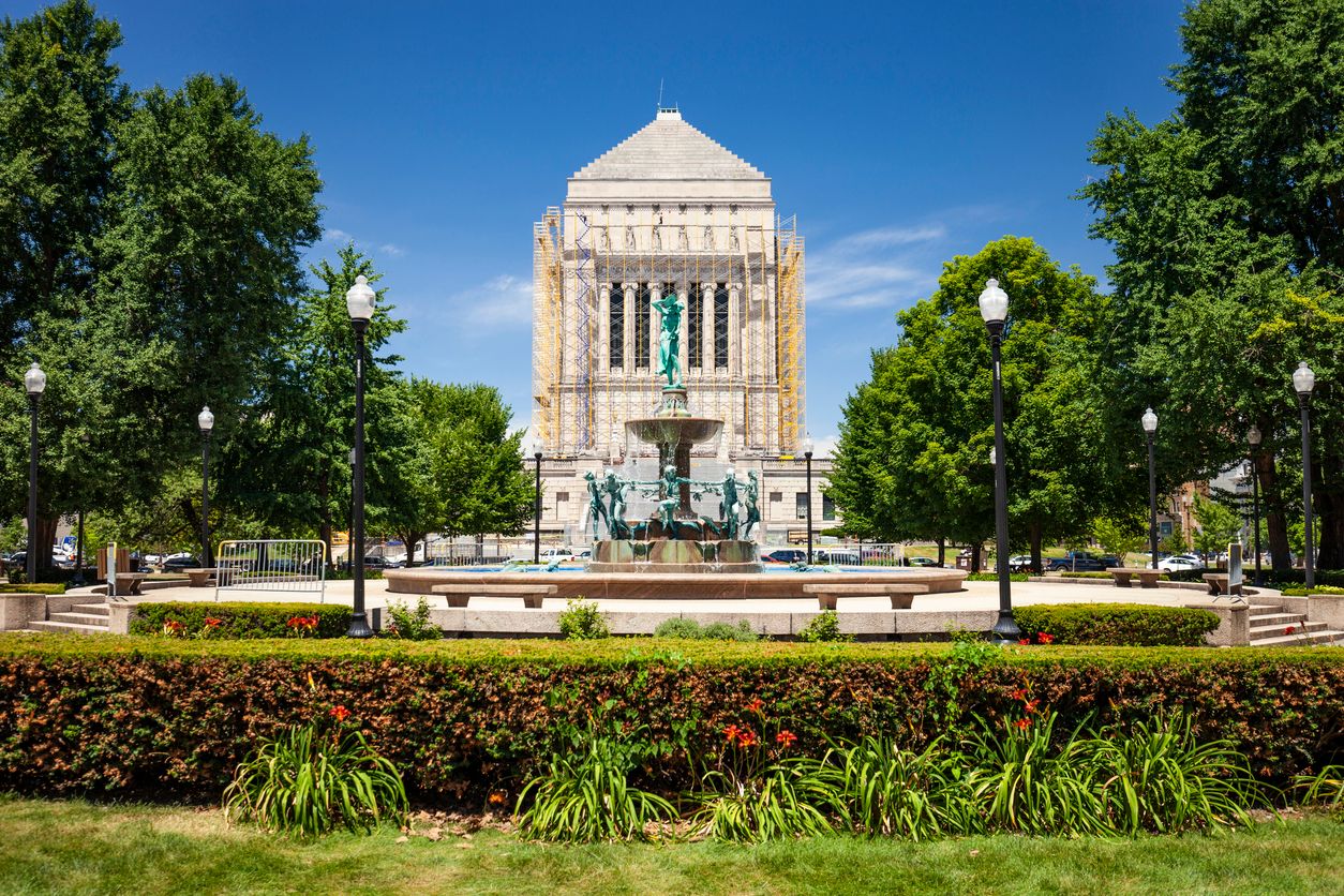 The Depew Memorial Fountain (completed in 1919) in University Park in downtown Indianapolis, Indiana with the Indiana World War Memorial in the background