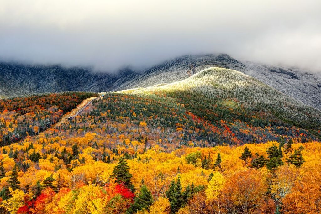 Autumn foliage and snow on the slopes of Mount Washington