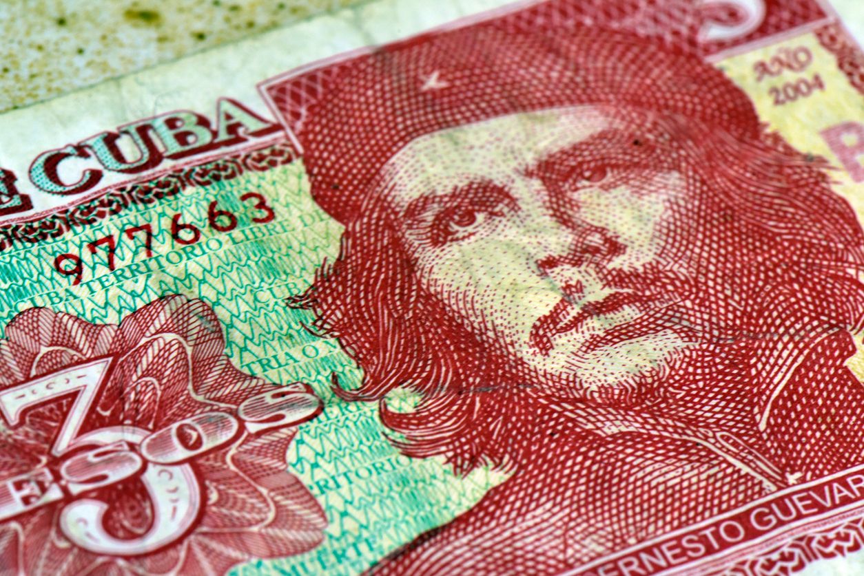 Closeup of a 3 Cuban Pesos note stamped with Ernesto Guevara's portrait