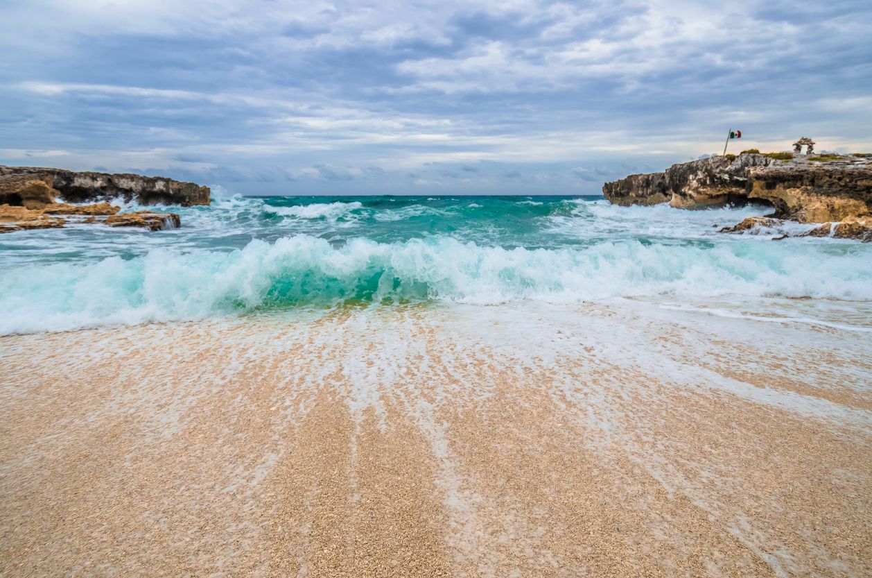 Wave rushing back to ocean, El Mirador, Cozumel, Mexico