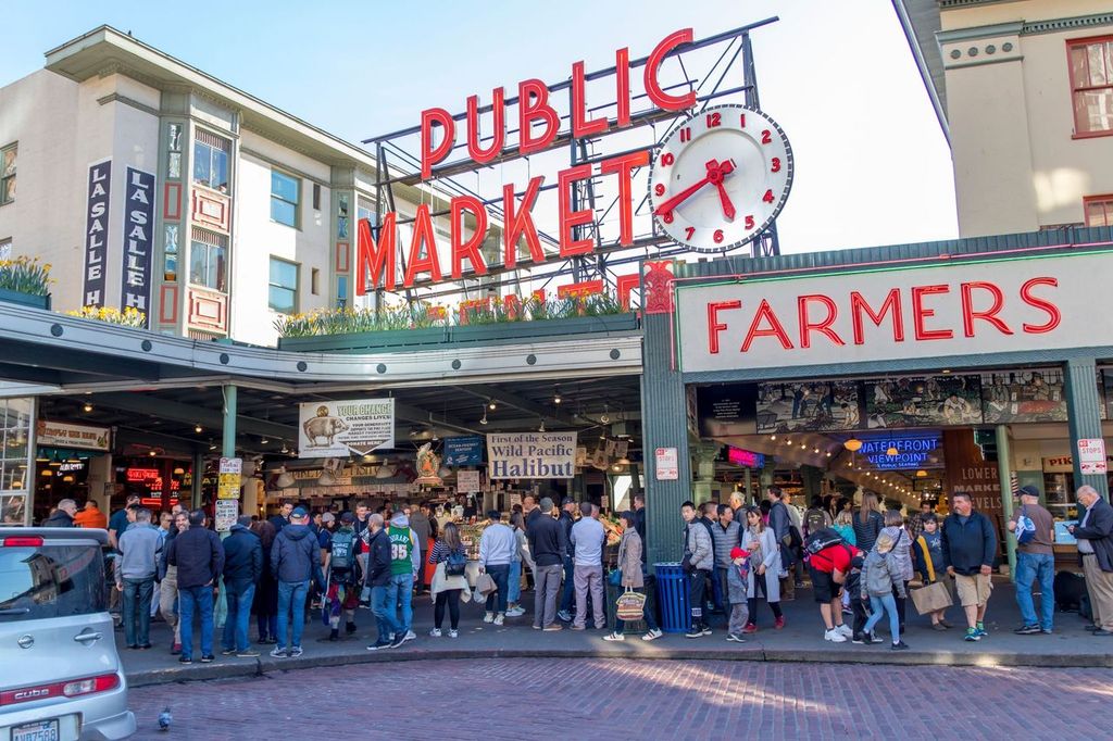 A multitude of people at the entrance of the Public Market on Pike Place in Seattle
