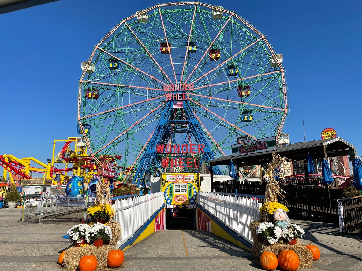 Centered shot of the Famous Wonder Wheel in Luna Park