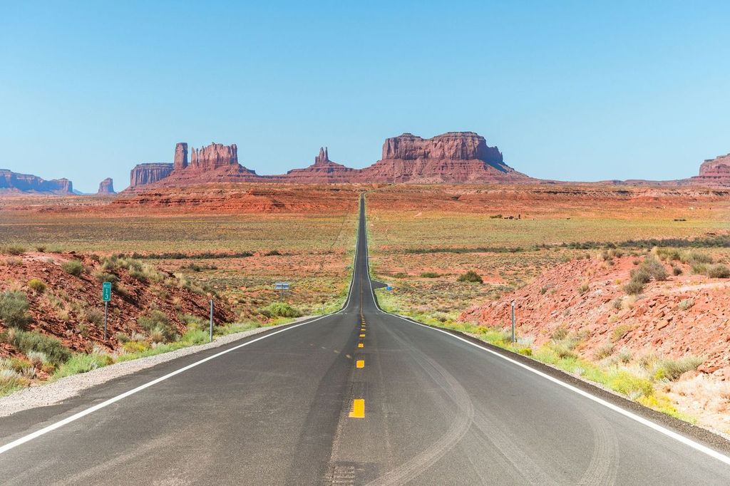 Monument valley is an American famous park located between the borders of Utah and Arizona, Route 66