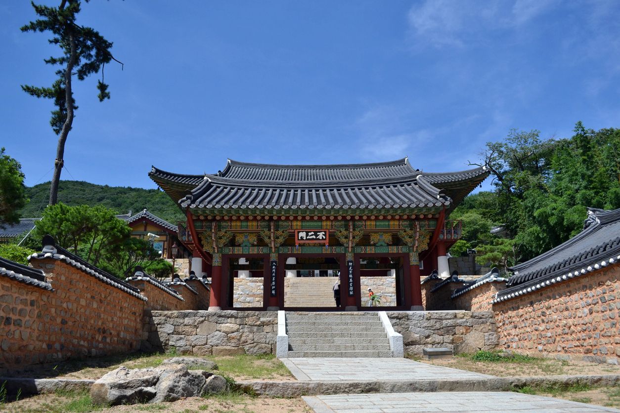 The entrance gate around Beomeosa