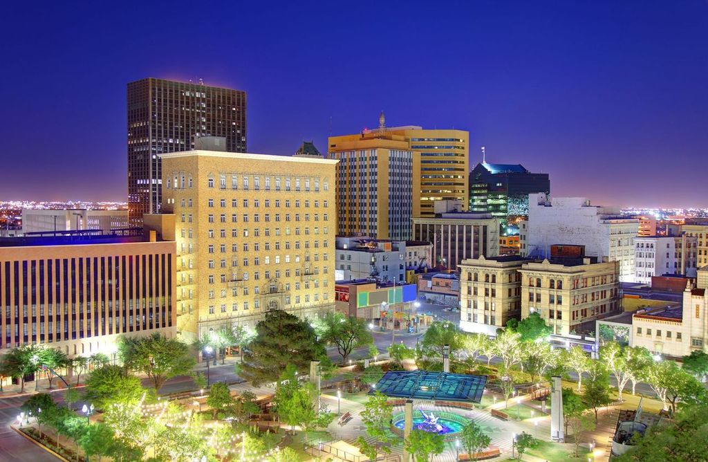 El Paso, Texas lit up at night