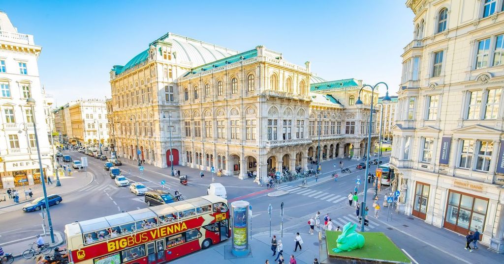 Big Bus Tour through Vienna old town and State Opera house, Austria