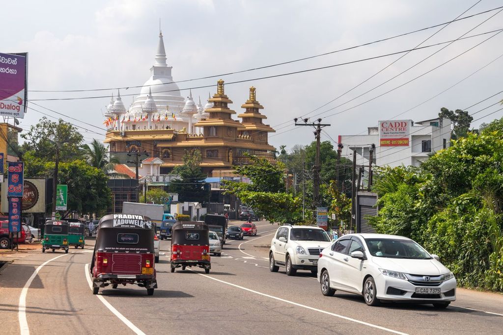 Malabe street view with Mahamevnawa Amawatura Monastery