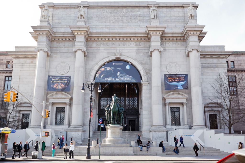 Entrance with people out front of the American Museum of Natural History Manhattan