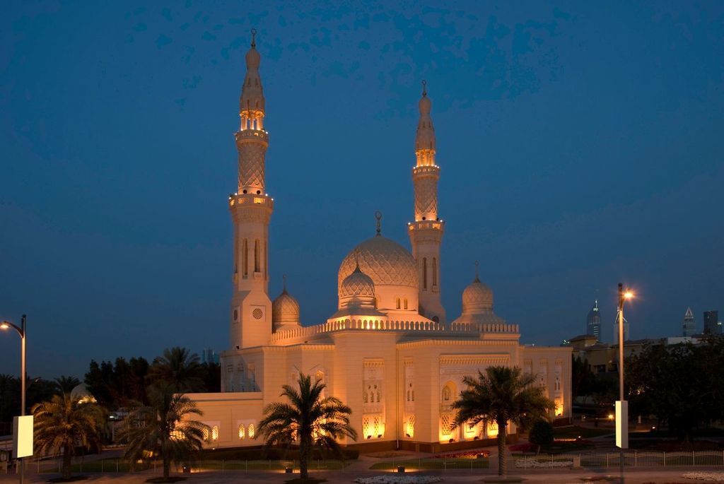  mosque in Jumeirah, with Emirates Towers in the background on Sheikh Zayed Road, Dubai, United Arab Emirates