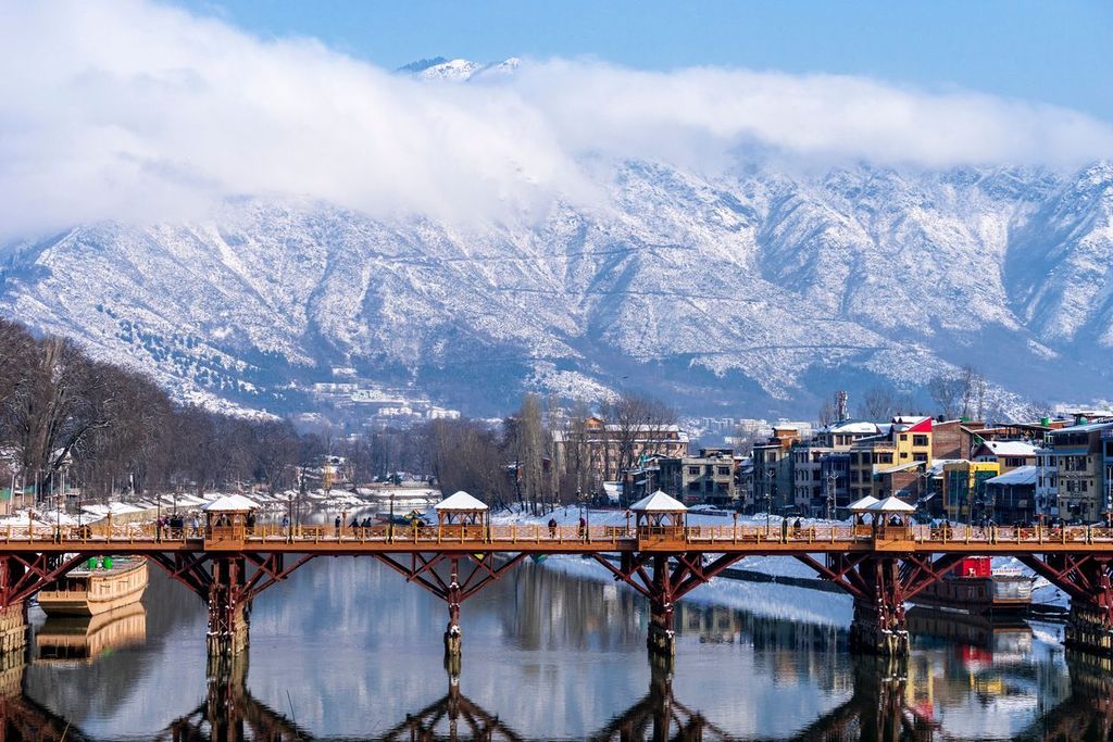 Srinagar Kashmir, Zero Bridge, Himalaya mountains in the background