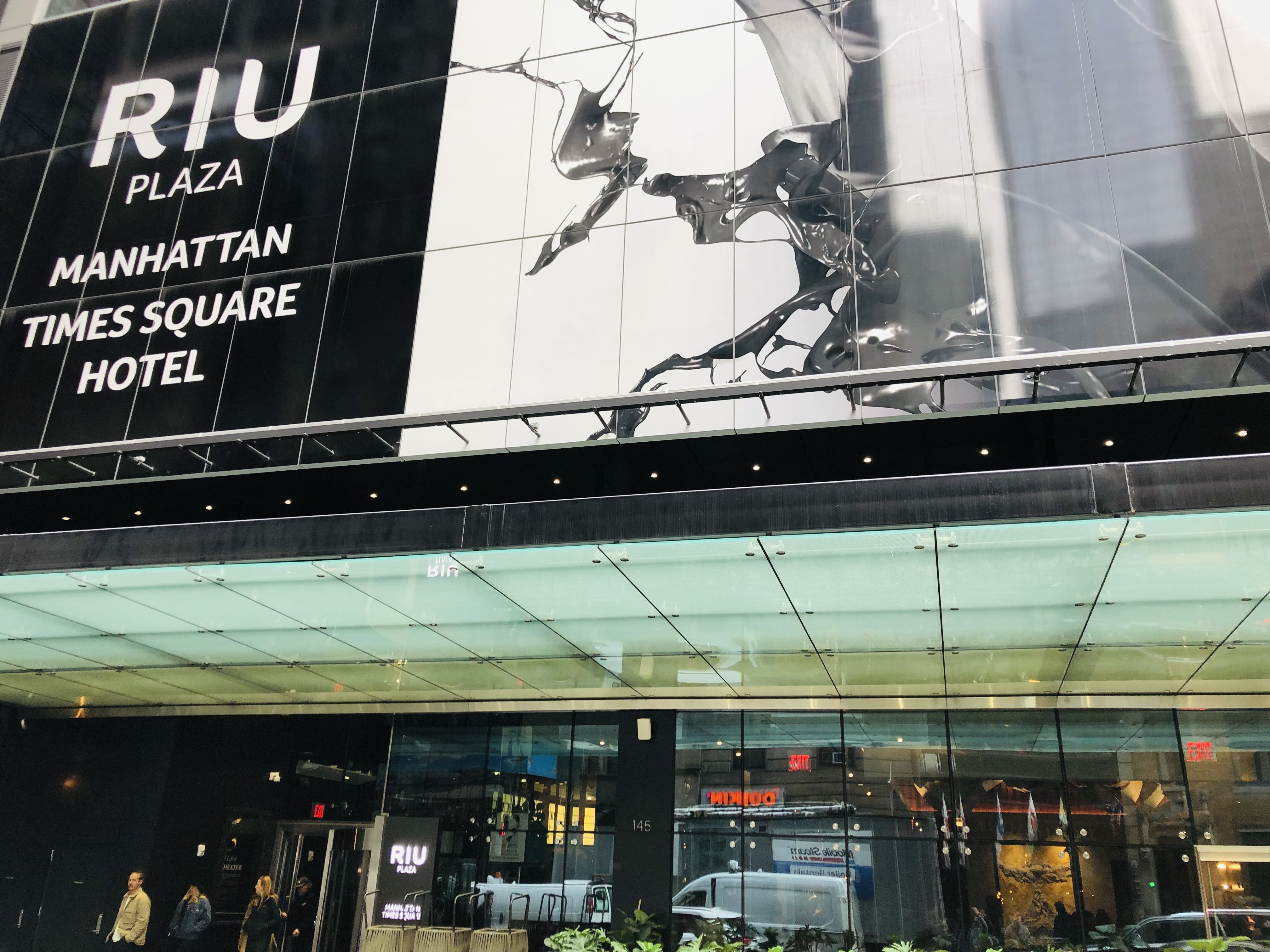 Front entrance RIU Plaza Manhattan Times Square Hotel